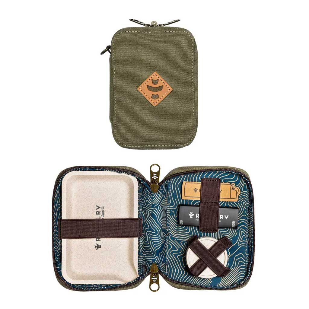 Revelry Rolling Kit Traveler in Sage.